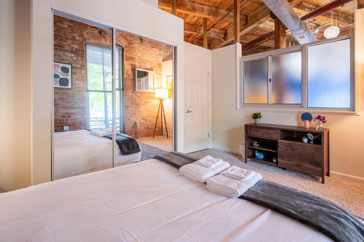 ダーラム100 Year Old Historic Brick 2Br Loft Large Patio1アパートメント エクステリア 写真