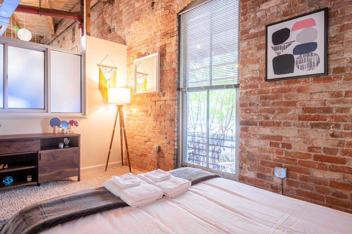 ダーラム100 Year Old Historic Brick 2Br Loft Large Patio1アパートメント エクステリア 写真